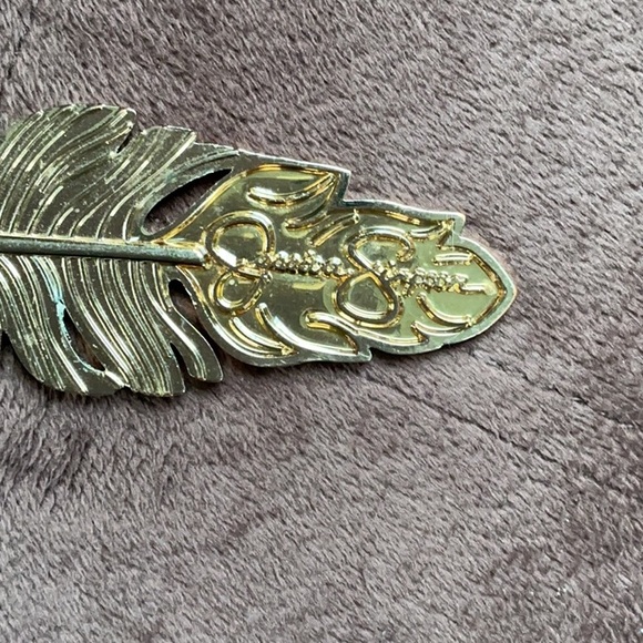 Jessica Simpson Gold Feather Key & Card Holder - Picture 4 of 5